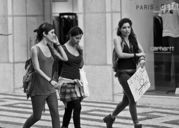 Breaking the Gender Ceiling: Why Female Entrepreneurs Are Crowdfunding