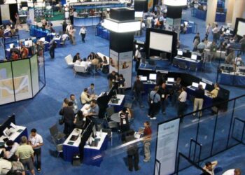 9 Ways Bootstrapped Startups Can Impress at Conferences